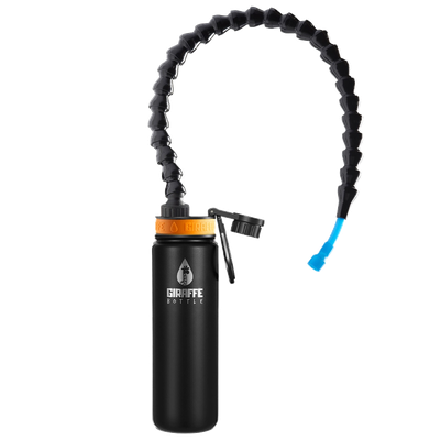 Schwarze Edelstahlflasche mit langem, biegsamem Hals und blauem Beißventil am Ende.