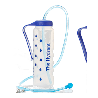Durchsichtige Trinkflasche mit blauem Deckel, Bügelgriff und langem Schlauch mit Beißventil.